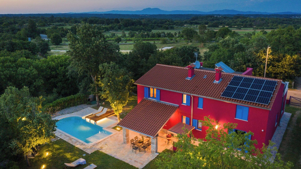 Sajini Villa | Villa Parun With heated pool, EV friendly -Your private Shelter From City Crowds