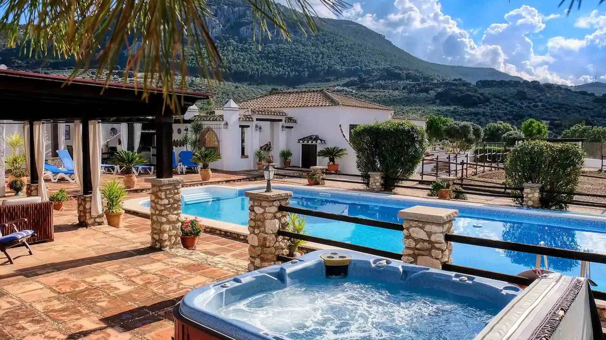 Villanueva del Trabuco Villa | Villa 'Pasa Fina, Luxury Holiday Retreat' with Mountain View, Shared Pool and Wi-Fi