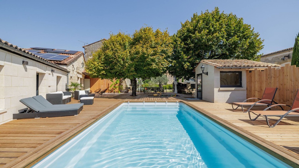 Montagne Villa | Villa 'Piscine Balnéo Saint Emilion' with Private Pool, Wi-Fi and Air Conditioning