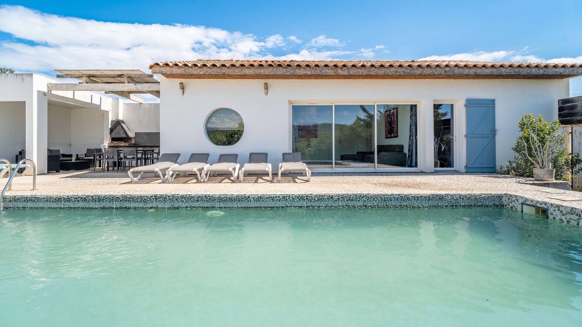 Montseret Villa | Villa 'Piscine Privée Proche Plages' with Private Pool, Private Terrace and Wi-Fi