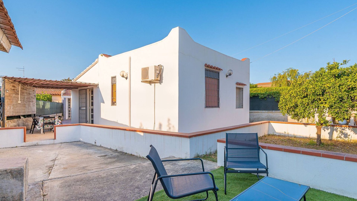 Fanusa Villa | Villa 'Plemmirium Ondosum' with Private Terrace, Wi-Fi and Air Conditioning