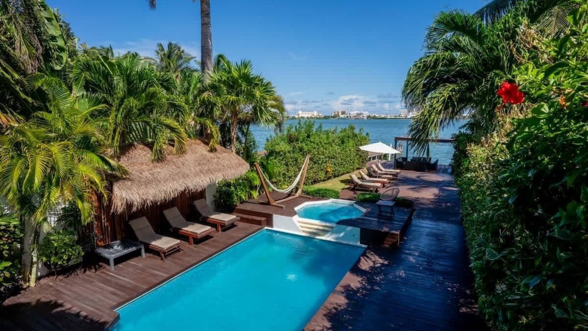 Zona Hotelera Villa | Villa Pok Ta Pok | 5BR | Waterfront Private Pool