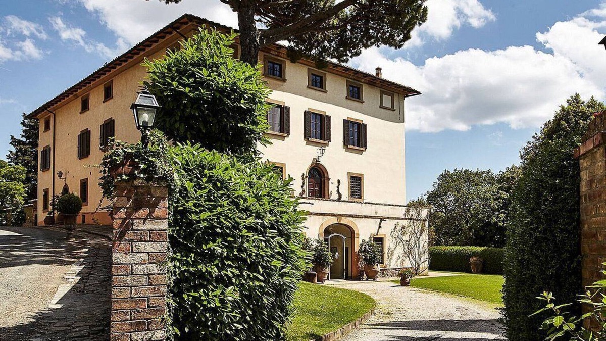 Gambassi Terme House | Villa Rama: A splendid seventeenth-century two-story historical villa surrounded by meadows and by green hills, with Free WI-FI.
