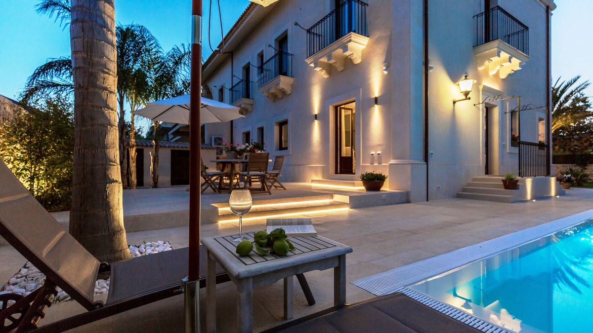 Avola Villa | Villa Raphael, luxury property with swimming pool and sea view