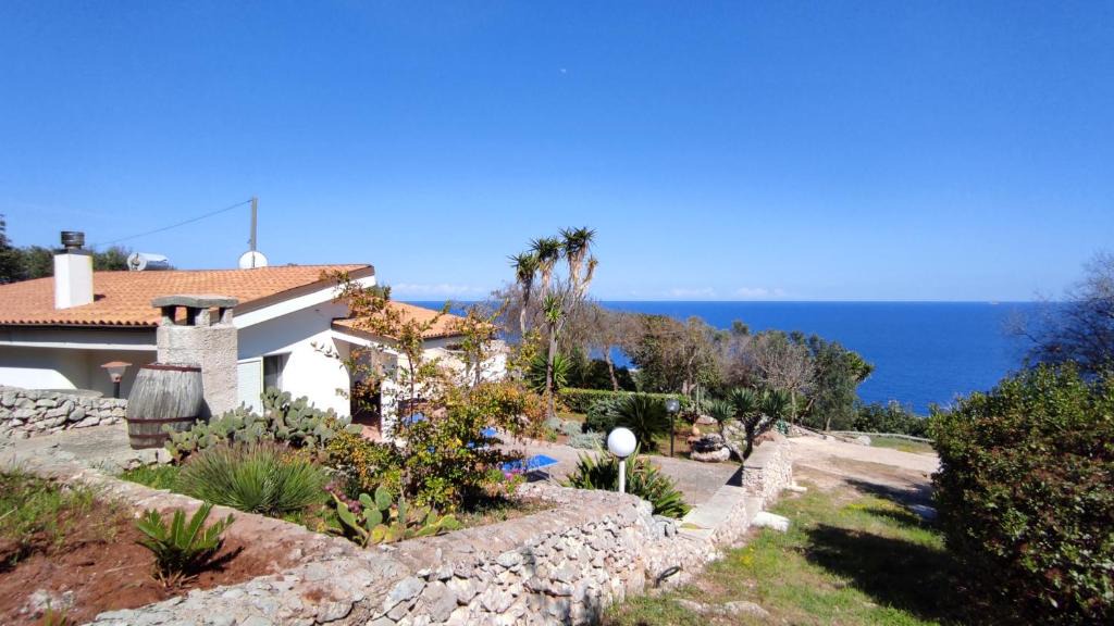 Marina di Novaglie Villa | Villa Resta - Ampio Giardino E Splendida Vista Mare