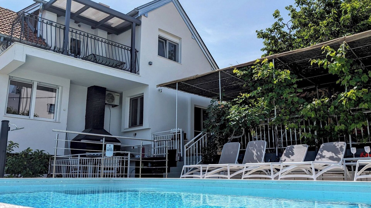 Municipality of Trogir Apartment | Villa Rosa Apartment 1 auf Čiovo mit Pool 120m zum Meer