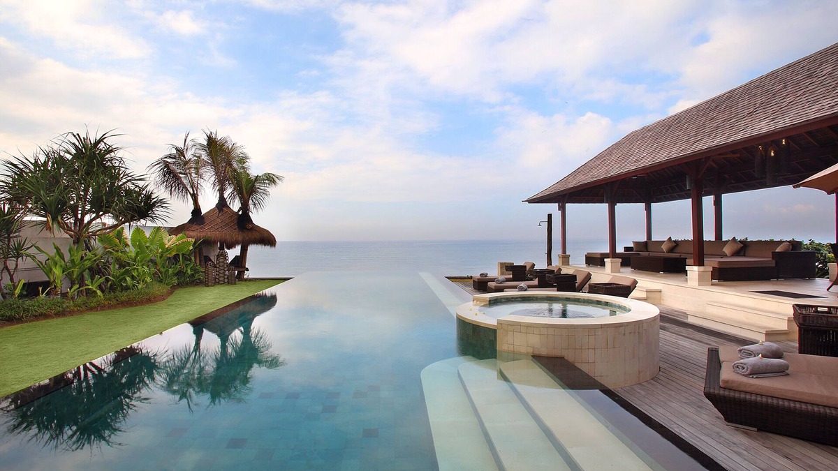 Banjarangkan Villa | Villa Rosita - Spectacular Oceanfront Getaway with Jacuzzi, Gym and Games Room