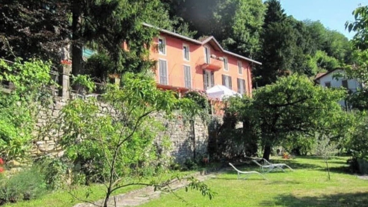 Torno Apartment | Villa Rossa, magnificent garden and view on the lake at only 10 min. from Como