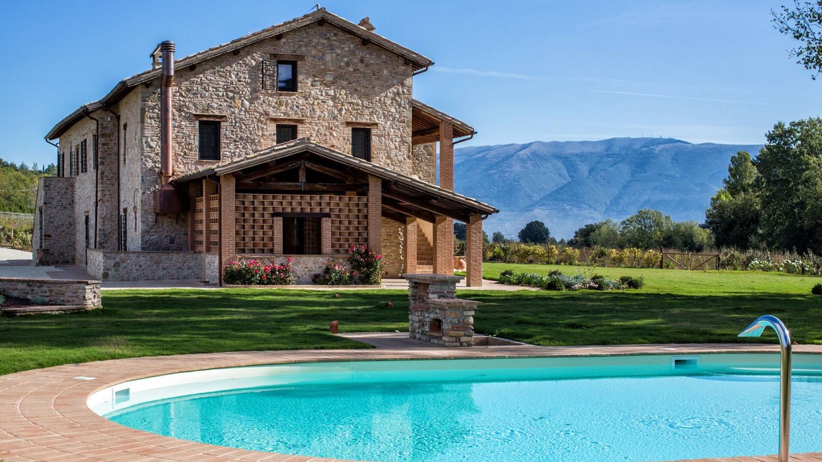San Brizio Villa | Villa Rovicciano, sleeps up 20. Luxury, heatable pool, lift, breakfast included