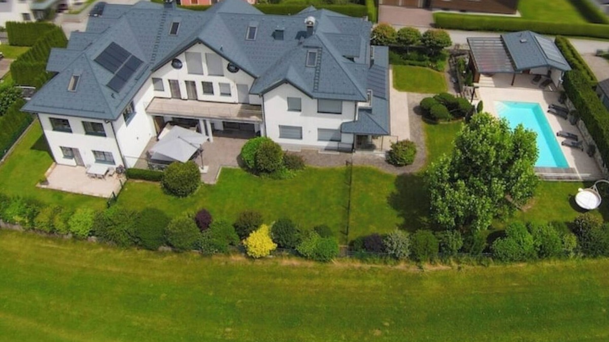 Seekirchen am Wallersee Villa | Villa Seekirchen: Exclusive living with private pool and garden for families