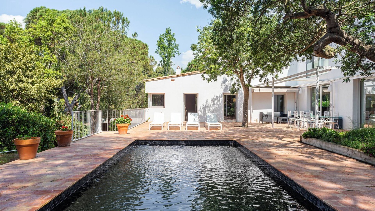 Lloret Town Center Villa | Villa 'Sagulla' with Sea View, Shared Pool and Wi-Fi