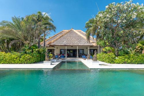 Banjartegehe Villa | Villa Sali: luxury beach villa with staff!
