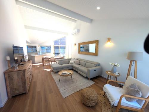 Forster House | Villa Salina - 150m to One Mile Beach