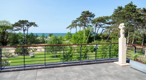 Hohe Dune Apartment | Villa Schmidt Apartments - Strandhaus direkt am Meer mit Sauna, Sport und Dünengarten II