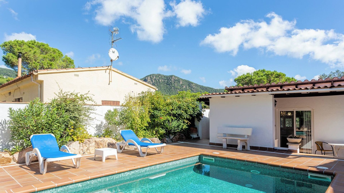 La Roca de Malvet Villa | Villa 'Sea Près des Golfs - Oleander' with Mountain View, Pool, Wi-Fi & Terrace