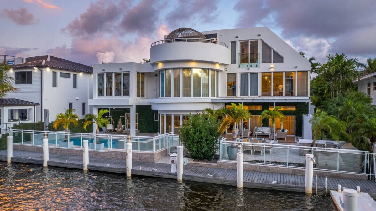Birch Park Finger Streets Villa | Villa Seminole: Luxurious Waterfront Retreat with Pool, Gym & Hot Tub