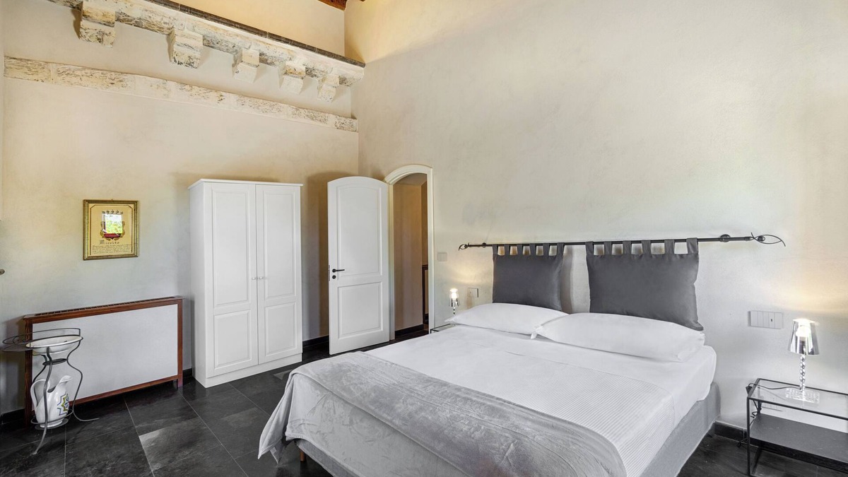 Ragusa Villa | Villa Siliqua stands on a scenic hill surrounded by nature.