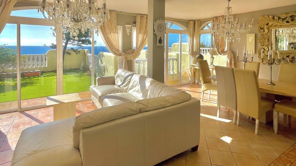 Arenas del Mar Villa | Villa - Sleeps 4 - Jacuzzi - Garden - Pet friendly