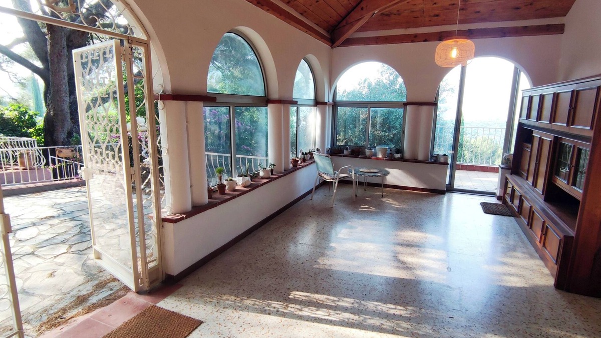 Le Revest-les-Eaux House | VILLA Sleeps up to 11, wooded area with panoramic view