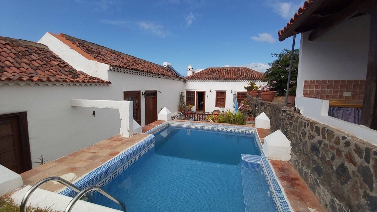 Valle de Guerra Villa | Villa-Sleeps4-Parking-Garden-Pool-NearAirport