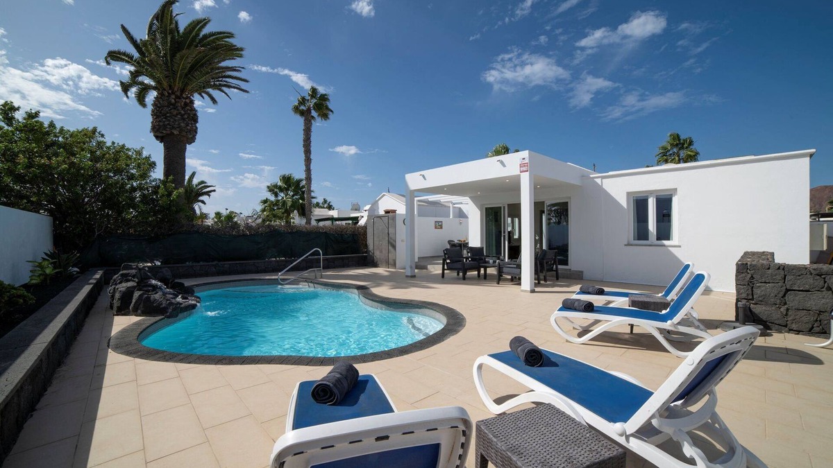 Yaiza Villa | Villa Solace Blanca | Playa Blanca | Stylish Comfort | Prime Location