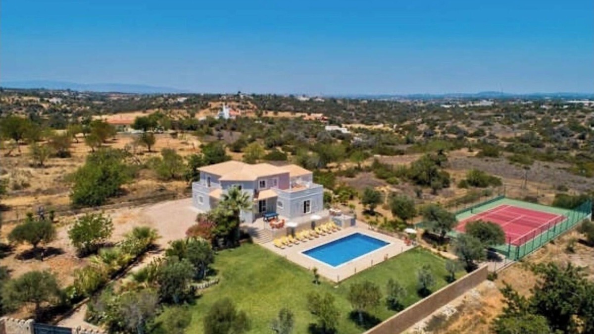 Monte Raposo Villa | Villa Solar da Torre - Ideal for family holidays: Swimming pool and tennis court