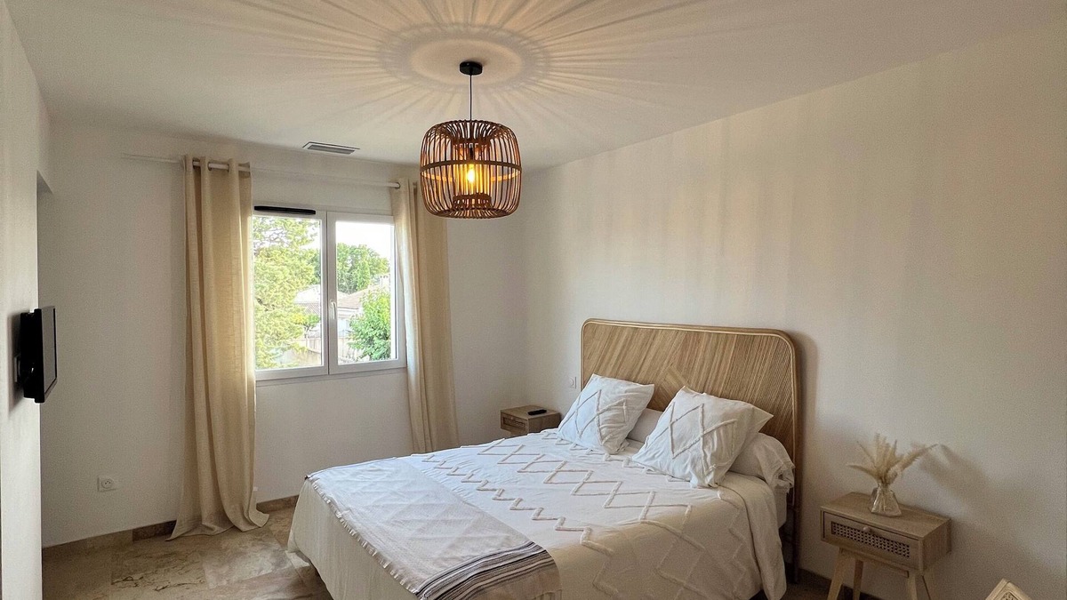 Morieres-les-Avignon Villa | Villa Sous l'Olivier de Provence. Modern, family-friendly, and close to Avignon.