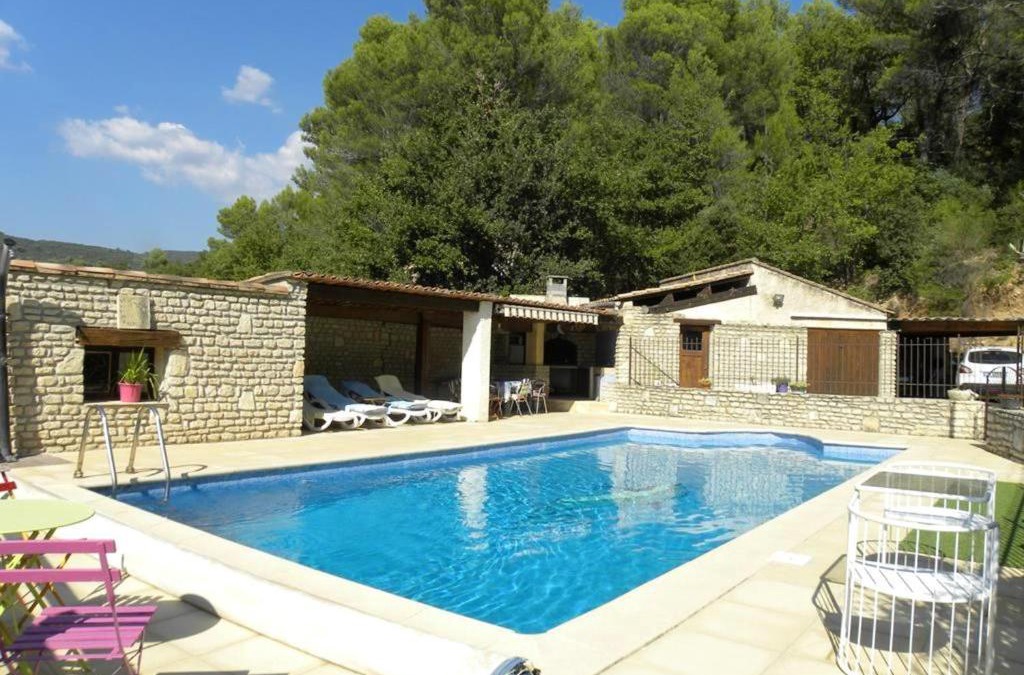 Lioux Villa | Villa spacieuse à Lioux avec piscine privée et vue montagne