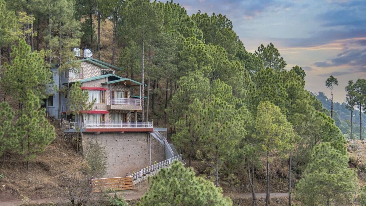 Dharampur Cottage | Villa Sparklewoods ,Nestled in the heart of Himachal’s lush greenery,!