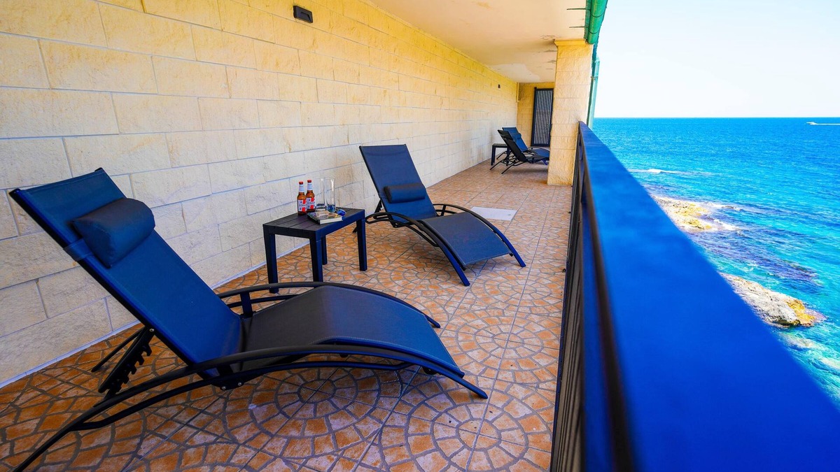 Augusta House | Villa sul Mare, il Mare Dalla tua Camera da Letto, 20 Scalini e ti Puoi Tuffare