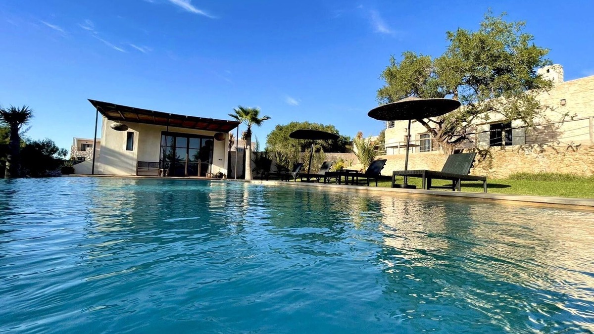 Sidi Kaouki Villa | Villa Sunset-Pool-Service woman