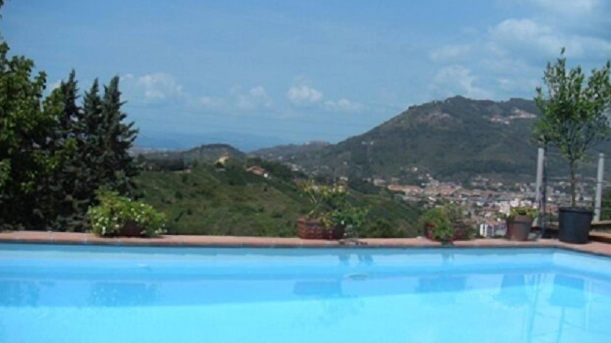 Carrara Villa | Villa surrounded by vines with swimming-pool and panoramic views