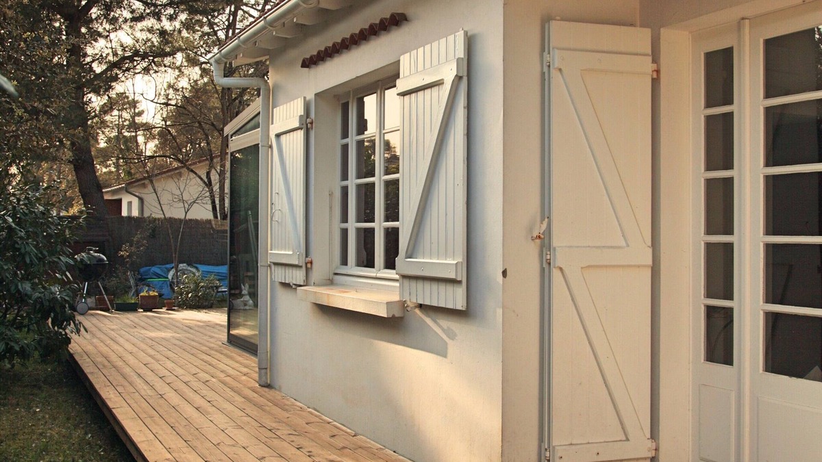 Les Conches House | Villa Suzanne terrace and veranda near the beach