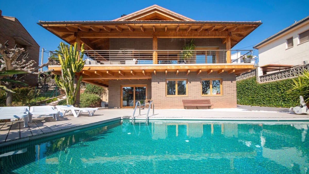 Torrelles de Llobregat Villa | Villa Torrelles: Pool and views 20min to Barcelona