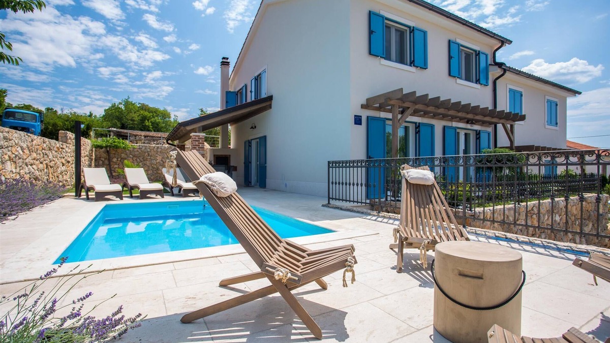 Suzan Villa | Villa Tana with a swimming pool, outdoor kitchen, BBQ & SUP