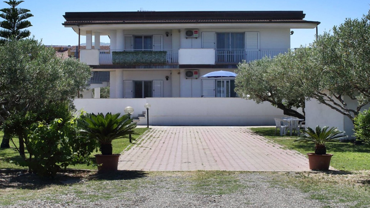 Marina di Davoli Apartment | Villa Tigani: direct beach access sea and mountains view “Pandora apartment”