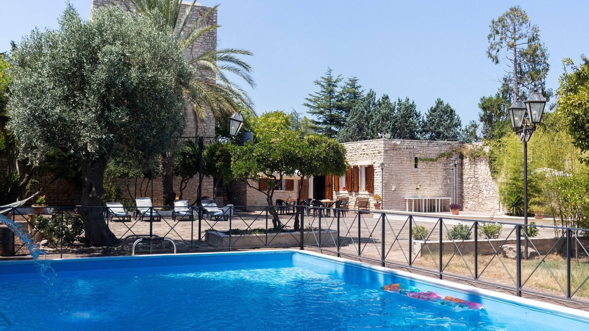 Molfetta Villa | Villa 'Torre Cappavecchia' with private pool, private terrace and air conditioning