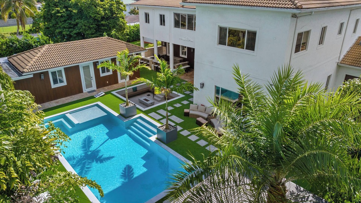 Miami Shores House | Villa Tortuga: 10 BR 9,500 sq. ft Extravagant Miami Estate w pool, movie theater