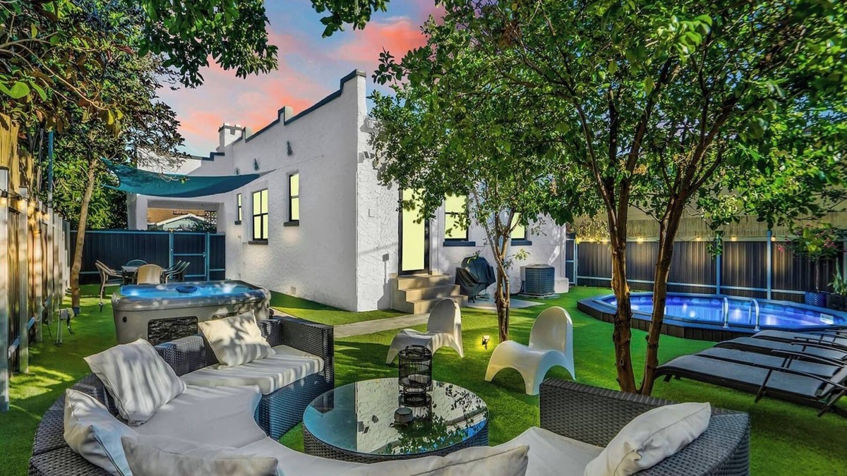 East Little Havana House | Villa Tranquillo | Calle Ocho | Pool & Hot Tub
