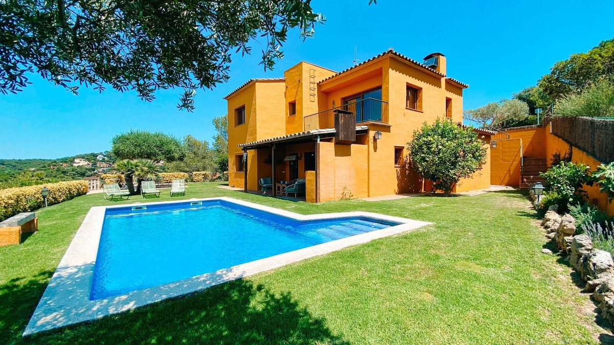 Begur Villa | Villa 'Tres Olivos - Begur' with Mountain View, Wi-Fi and Air Conditioning