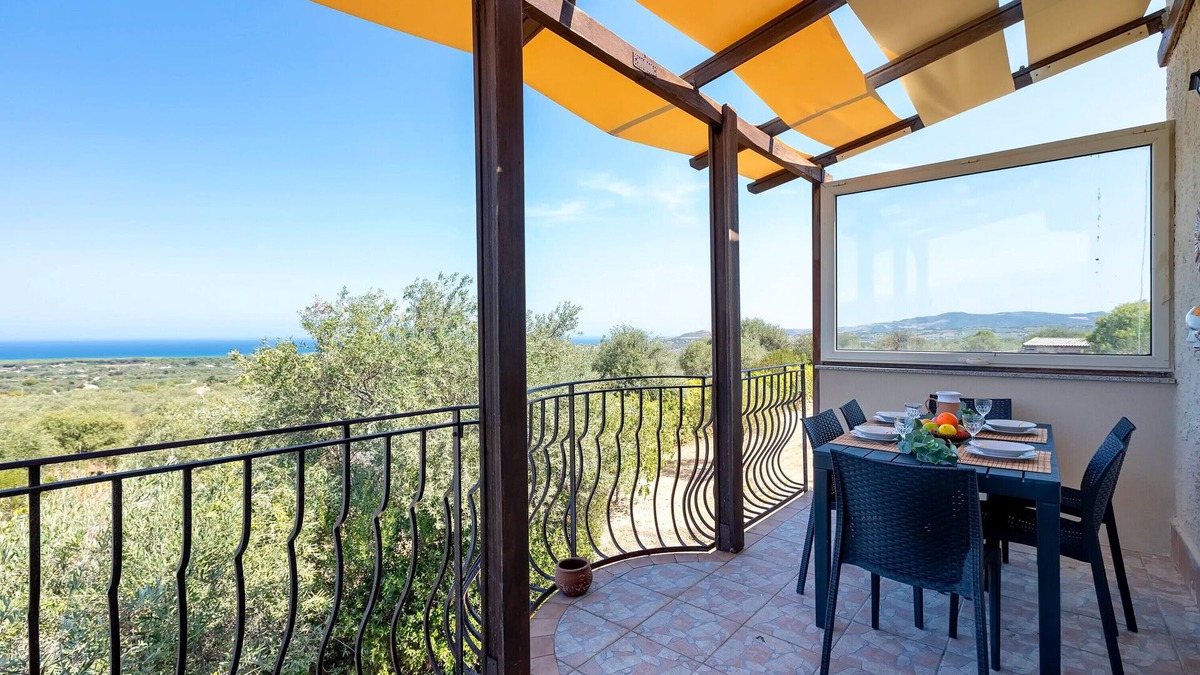 Sorso Apartment | Villa 'Trilocale Sea View' with Sea View, Shared Terrace and Private Garden