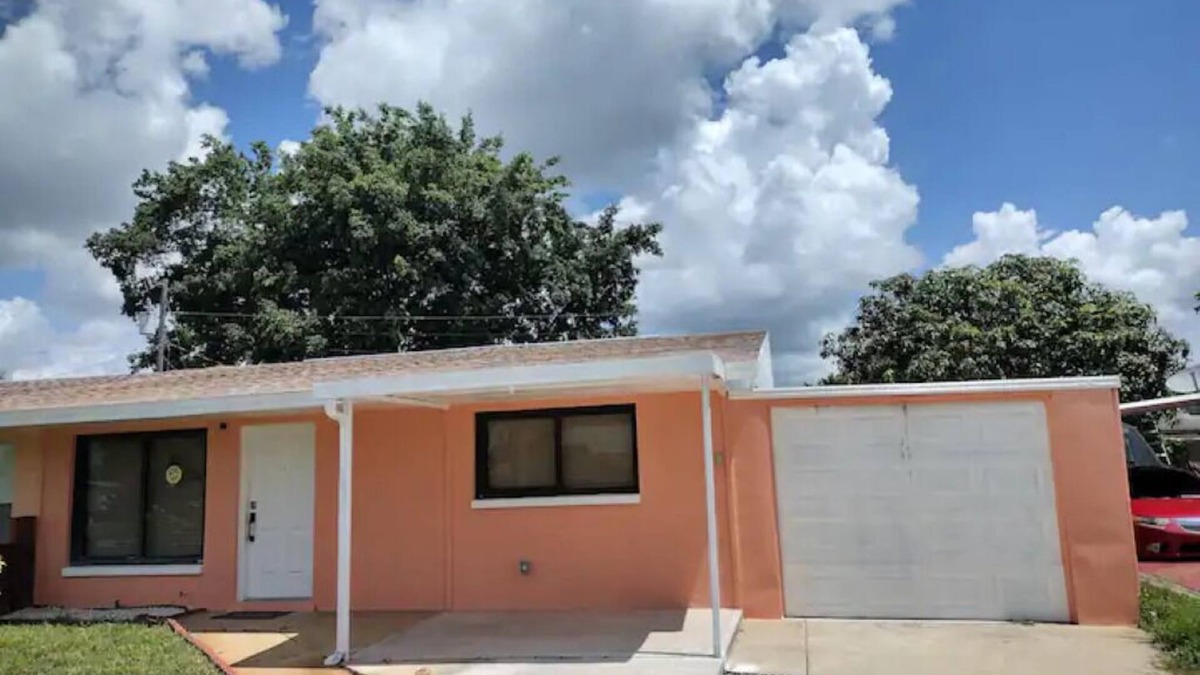 Lehigh Acres Villa | Villa tucked in the heart of Lehigh Acres & minutes away from city attractions.