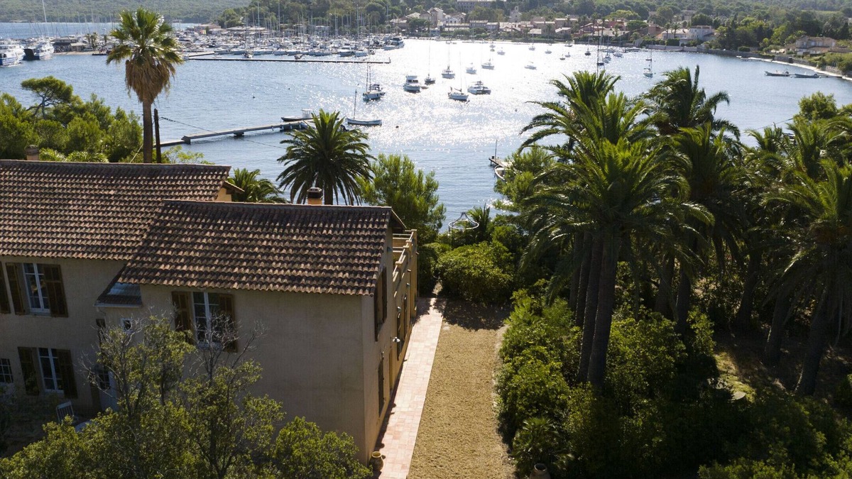 Porquerolles Villa | VILLA UNIQUE PORQUEROLLES BORD DE L EAU AVEC PONTON PRIVE