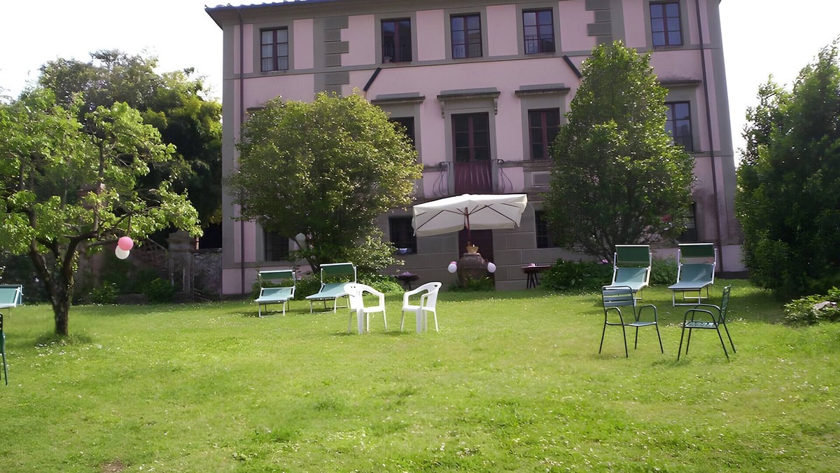 Nocchi Villa | Villa 'Unis' with Shared Pool, Private Garden and Wi-Fi