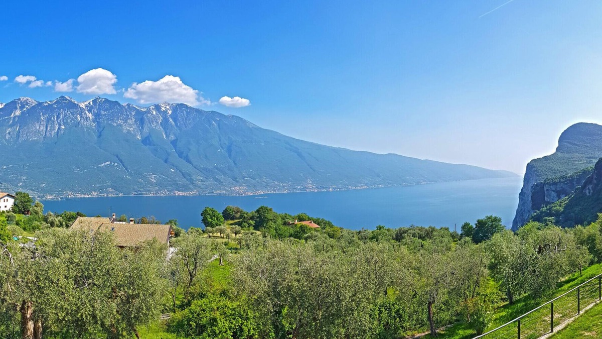 Arias Apartment | Villa Vagne Sunrise Lake View Patio