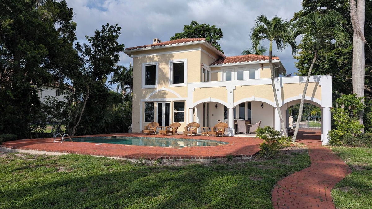 Fort Myers Villa | Villa Valencia - 3 Bedroom on the River with a Pool
