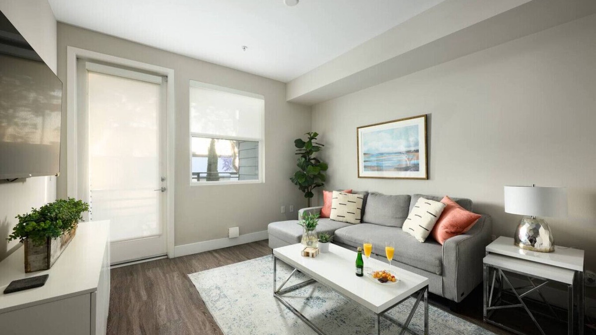 Santa Ana Apartment | Villa Valencia - City of Orange
