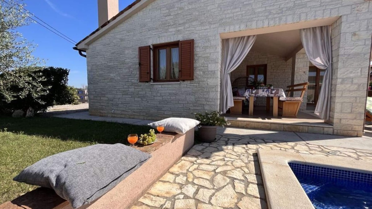 Grandici Villa | Villa van steen Mirela