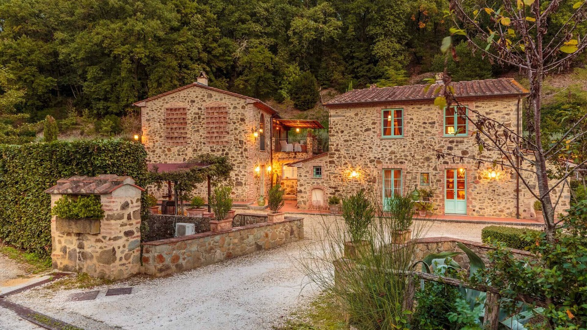 Lamporecchio Villa | Villa Veranda with shared Pool in a Borgo