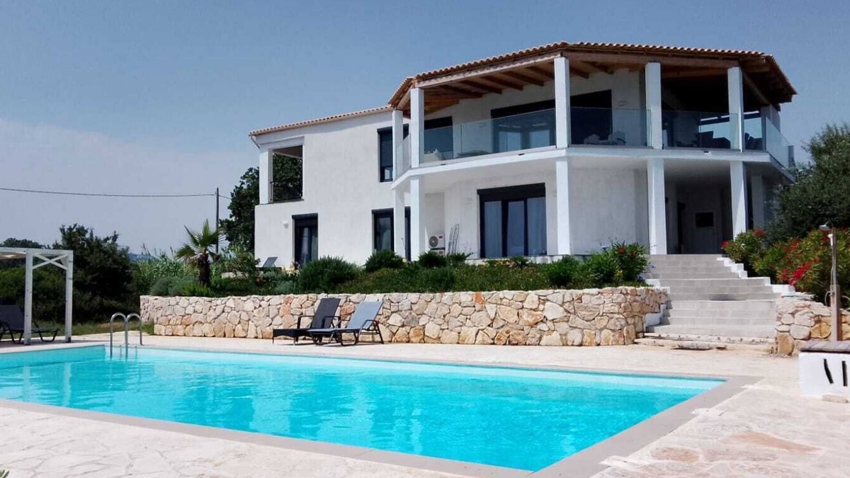 Marathias Villa | Villa VIO directly on the sea/beach with pool - miles of sandy beach